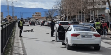Aksident në Vlorë! “Audi” përplas një person në biçikletë, i plagosuri në gjendje të rëndë
