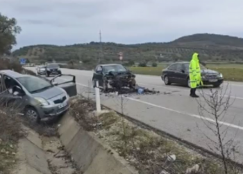 Përplasen dy makina në aksin Vlorë-Selenicë, një nga automjetet përfundon në kanal
