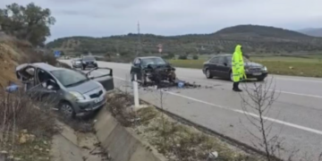 Përplasen dy makina në aksin Vlorë-Selenicë, një nga automjetet përfundon në kanal