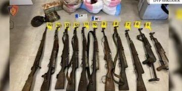 Sekuestrohen arsenal armësh zjarri dhe municioni luftarak në Shkodër, arrestohen dy të rinjtë (Emra)