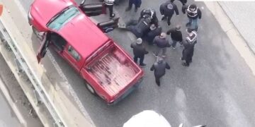 Me dy pistoleta, silenciator dhe 10 kg kanabis në makinë, arrestohet 42-vjeçari në Tiranë (Emri)