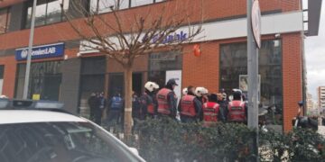 Grabitet me armë një bankë në Tiranë, detajet e para