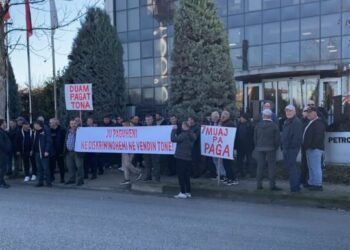 Prej 7 muajsh pa paga, punonjësit e “Bankers Petroleum” ngrihen në protestë: Askush nuk na jep zgjidhje