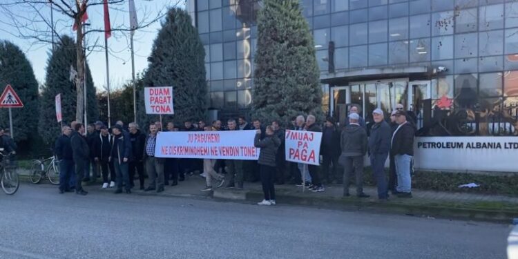 Prej 7 muajsh pa paga, punonjësit e “Bankers Petroleum” ngrihen në protestë: Askush nuk na jep zgjidhje