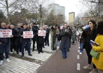 Banorët e Durrësit dhe Rrjollit kundërshtojnë  para Kuvendit projektet TID dhe resortin