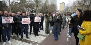 Banorët e Durrësit dhe Rrjollit kundërshtojnë  para Kuvendit projektet TID dhe resortin