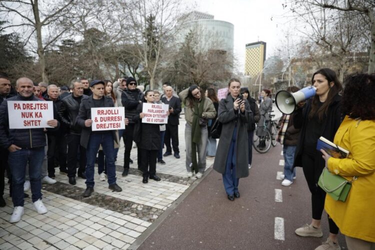 “Balluku o hajdute pronash!” Banorët e Durrësit dhe Rrjollit kundërshtojnë  para Kuvendit projektet TID dhe resortin