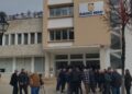 Banorët protestojnë para Bashkisë së Beratit, nënkryetari: Bëni çfarë të doni, rruga nuk bëhet!