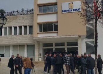 Banorët protestojnë para Bashkisë së Beratit, nënkryetari: Bëni çfarë të doni, rruga nuk bëhet