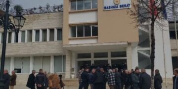 Banorët protestojnë para Bashkisë së Beratit, nënkryetari: Bëni çfarë të doni, rruga nuk bëhet