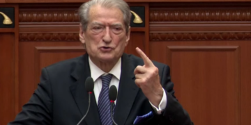 “Jeni bërë lolo të Ramës”, Berisha-socialistëve: Po ndryshoni ligjet për të mbrojtur kryehajdutin e kombit!