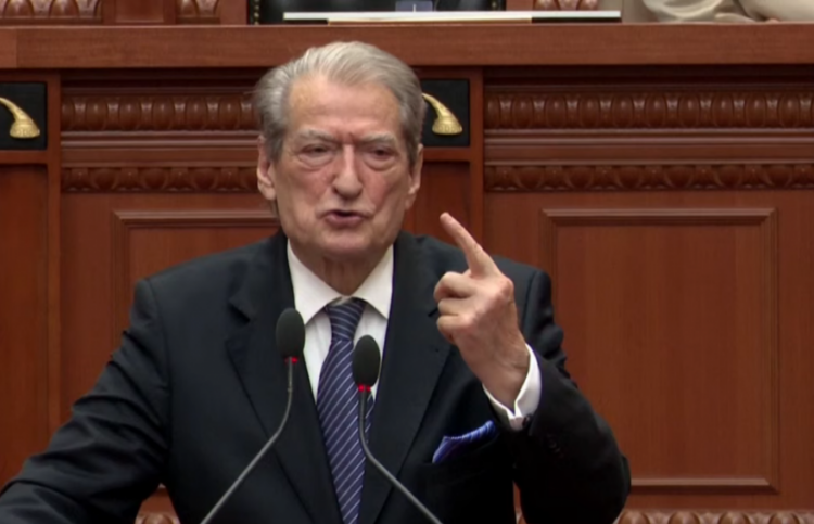 “Jeni bërë lolo të Ramës”, Berisha-socialistëve: Po ndryshoni ligjet për të mbrojtur kryehajdutin e kombit!