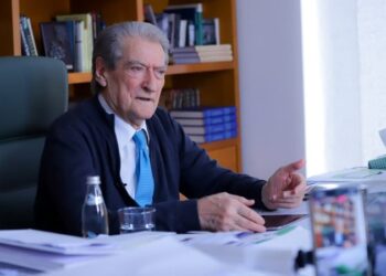 Berisha publikon dëshminë e prindit të të miturit: U futën molotovë tek çanta e shkollës dhe i arrestuan më pas