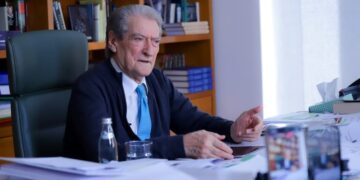 Berisha publikon dëshminë e prindit të të miturit: U futën molotovë tek çanta e shkollës dhe i arrestuan më pas