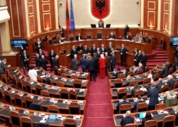 Berisha: Parlamenti është strofulla e hajdutëve, ju nuk po mbroni vithet e Belindës, por Edi Ramën