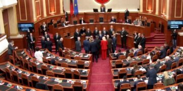 Berisha: Parlamenti është strofulla e hajdutëve, ju nuk po mbroni vithet e Belindës, por Edi Ramën