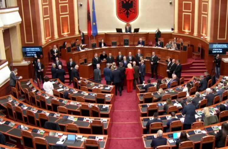 Berisha: Parlamenti është strofulla e hajdutëve, ju nuk po mbroni vithet e Belindës, por Edi Ramën