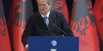 Berisha në foltoren me demokratët e Kamzës: Vota juaj u shndërrua në treg të zi, procesi zgjedhor është farsë!