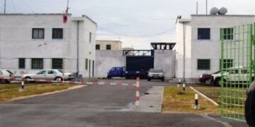 Vendimi/ 700 euro për një leje, 3 vite burg i kthehen në shërbim prove ish-zyrtarit të burgut