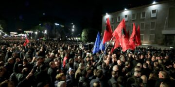 Nis marshimi i protestuesve të PD, nga Kryeministria drejt Policisë së Shtetit