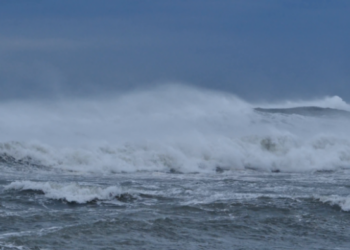 Dallgë deri në 6.5 metra! Ndalohet lundrimi për mjetet e vogla në Vlorë