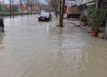 Mjaftuan vetëm disa orë shi, për të shndërruar rrugët e Durrësit në lumenj të vegjël
