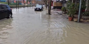 Mjaftuan vetëm disa orë shi, për të shndërruar rrugët e Durrësit në lumenj të vegjël