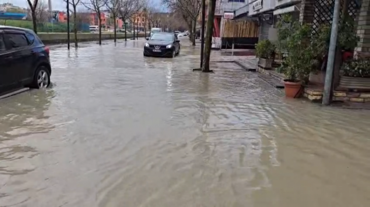 Mjaftuan vetëm pak reshje shiu për të shndërruar rrugët e Durrësit në lumenj të vegjël