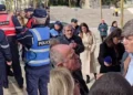 Tensionohet situata në Durrës, banorët tentojnë të futen në bashki: Po na nxjerrin nga shtëpitë