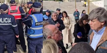 Tensionohet situata në Durrës, banorët tentojnë të futen në bashki: Po na nxjerrin nga shtëpitë