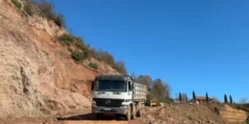 Pesë ditë në izolim/ Përfundon devijimi i Shkumbinit, nuk dihet kur do të nisin punimet për rrugën