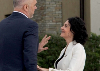 Rama e largoi nga kabineti, Mamica nuk harron t’i thurrë lavde ‘Skëndërbeut’ të saj
