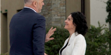 Rama e largoi nga kabineti, Mamica nuk harron t’i thurrë lavde ‘Skëndërbeut’ të saj