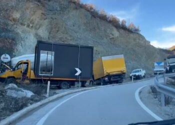 Shërbente si devijimi trafiku/ Kaos në Moglicë–Gramsh, dy kamionë bllokojnë qarkullimin