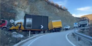 Shërbente si devijimi trafiku/ Kaos në Moglicë–Gramsh, dy kamionë bllokojnë qarkullimin