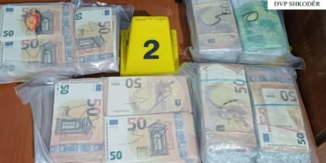 U kap me mbi 160 mijë euro të falsifikuara dhe një makinë të vjedhur, në pranga 19-vjeçari në Shkodër