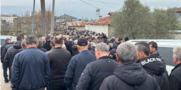 “Na u shua dera e shtëpisë…”, familja dhe të afërm përcjellin mes lotësh 4 viktimat e familjes Kola