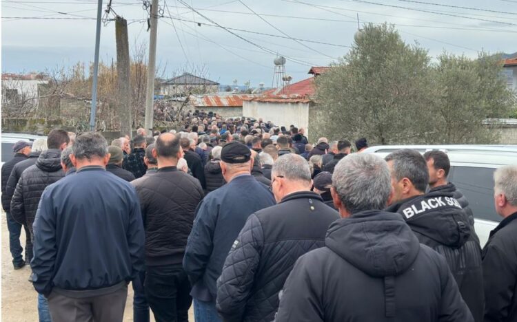 “Na u shua dera e shtëpisë…”, familja dhe të afërm përcjellin mes lotësh 4 viktimat e familjes Kola