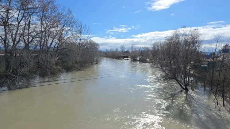 “Tre herë brenda muajsh”, banorët e Fierit përballen me përmbytjet nga shkarkimet e Hecit të Banjës