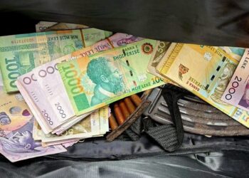 Pamje nga arrestimi/ Hyri në bankë i armatosur, shkoi te arka dhe mori 20 milionë lekë