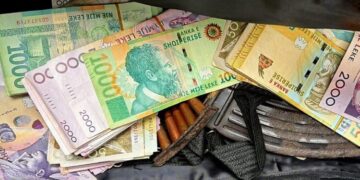 Pamje nga arrestimi/ Hyri në bankë i armatosur, shkoi te arka dhe mori 20 milionë lekë