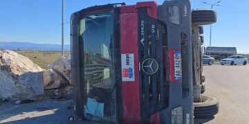 Përmbyset në zonën e Porto Romanos kamioni i ngarkuar me gurë