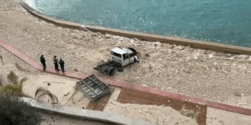 Kamioni del nga rruga dhe përfundon në bregdetin e Vlorës, drejtuesi në gjendje të rëndë