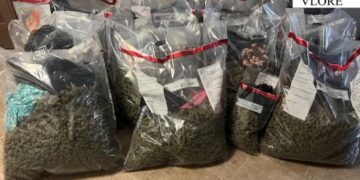 Sekuestrohen 57 kg kanabis dhe një armë zjarri në Vlorë, arrestohen dy persona (Emrat)