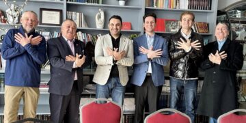 Këlliçi në SHBA, policia e procedon për protestën! Deputeti ironizon Prodën: Ruaje dosjen për 20 Shkurt se do jem në shesh…