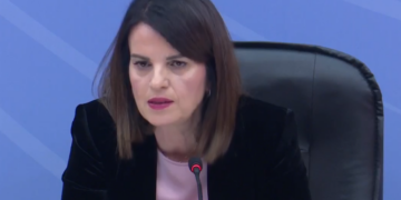 U hodh gaz i skaduar drejt protestuesve të opozitës, ministrja Koçiu ngre supet: Nuk di nëse është i dëmshëm