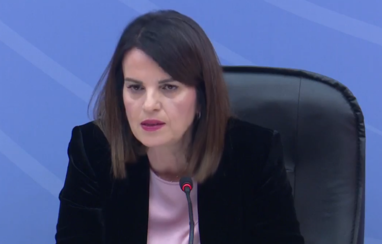 U hodh gaz i skaduar drejt protestuesve të opozitës, ministrja Koçiu ngre supet: Nuk di nëse është i dëmshëm