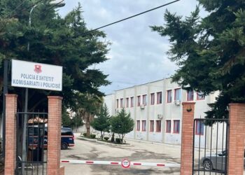 Kavajë/ Theu masën e arrestit në shtëpi, policia hap zjarr dhe ndalon 38-vjeçarin
