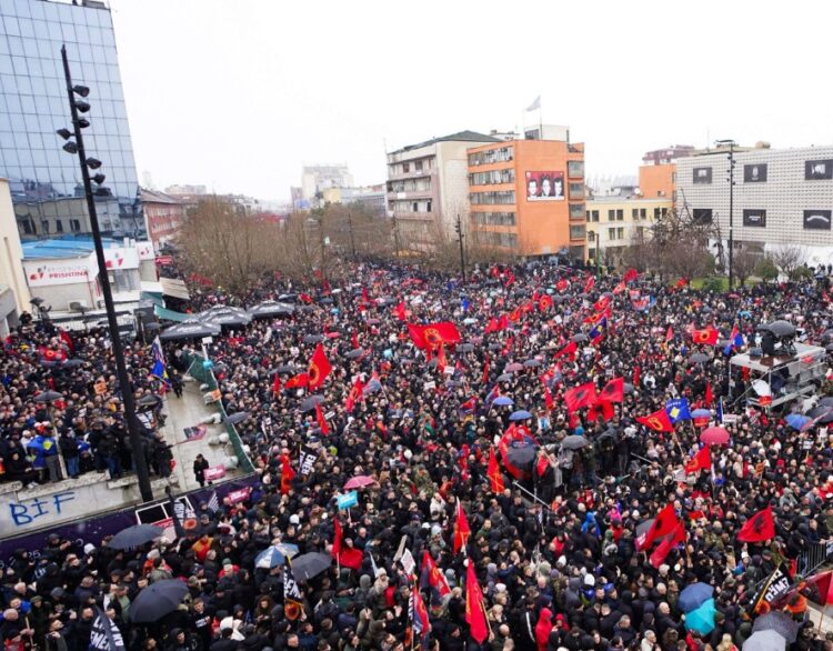 ‘Drejtësi jo politikë’/ Mijëra qytetarë në Prishtinë në mbështetjë të UÇK-së, mesazh Hagës në ditën e pavarësisë