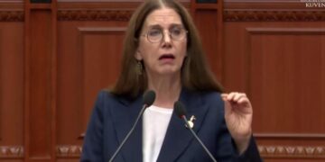 “Nxënësit po marrin me vete thika dhe jo libra”, Kumbaro shmang përgjegjësitë: Dhuna është fenomen global